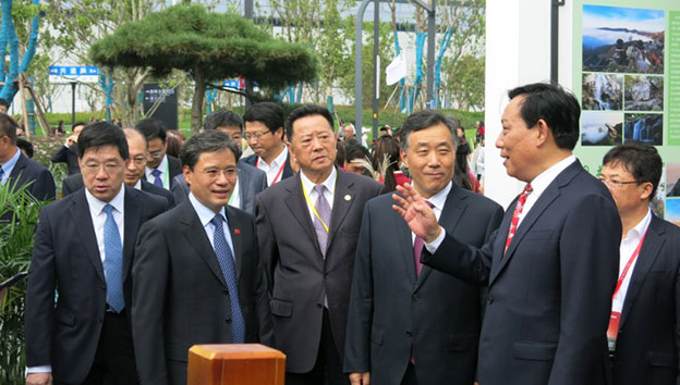 開幕式之后領導與嘉賓現場參觀